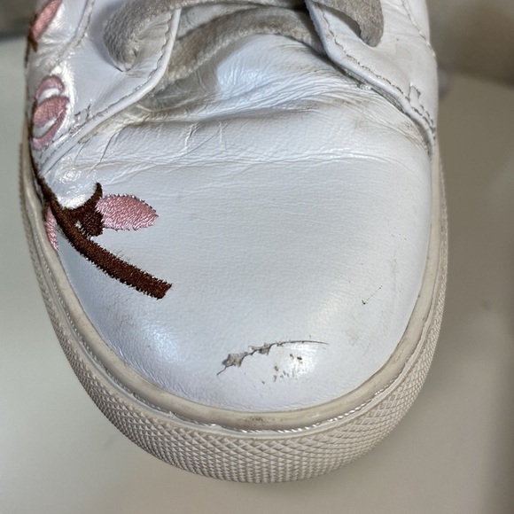 KENNETH Cole Kam Blossom Embroidered Sneaker Size 6 - Picture 13 of 14